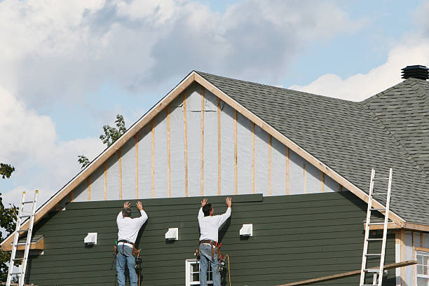 Professional Siding Installation technician working in Wilsonville, OR